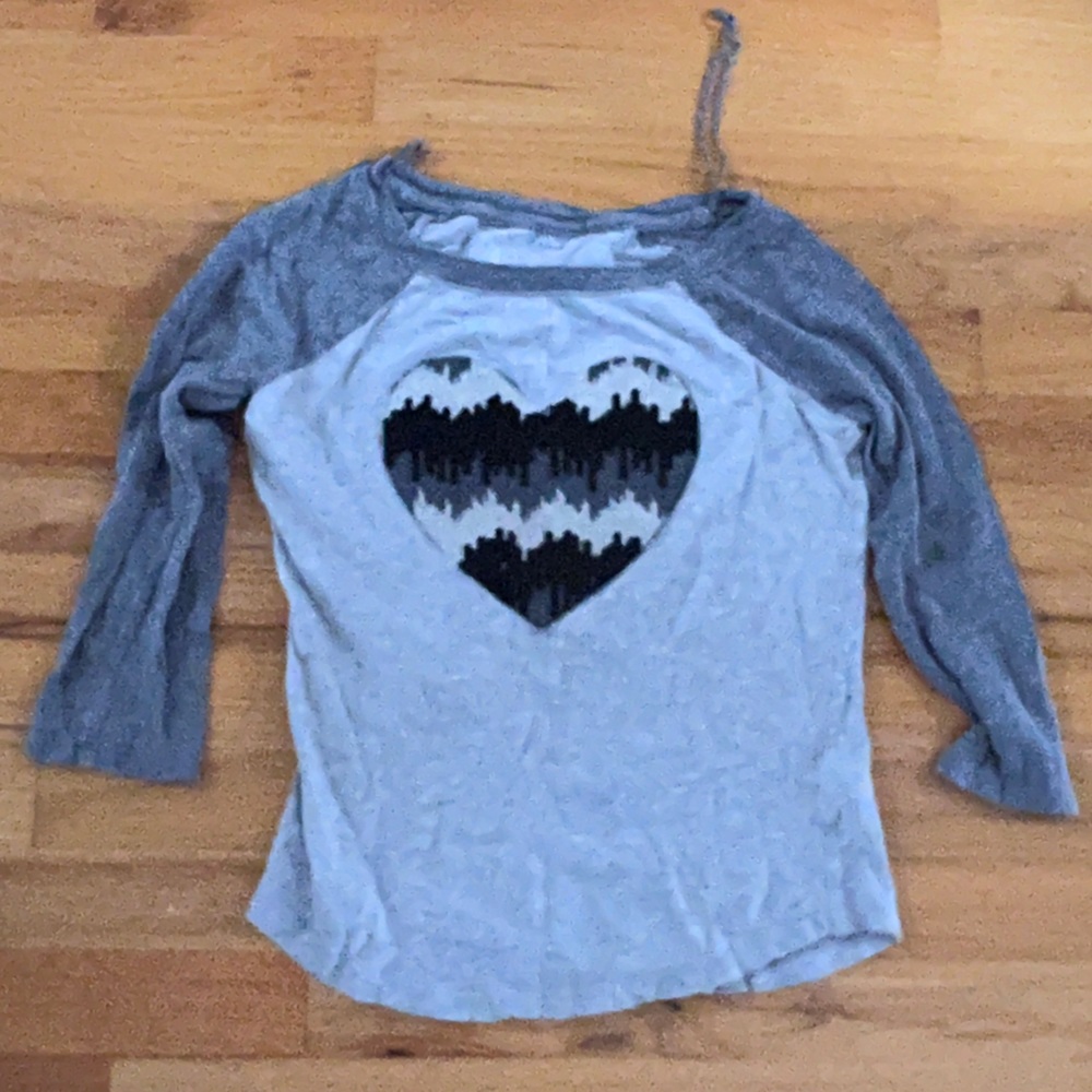 Aeropostale gray shirt with heart. Size XS